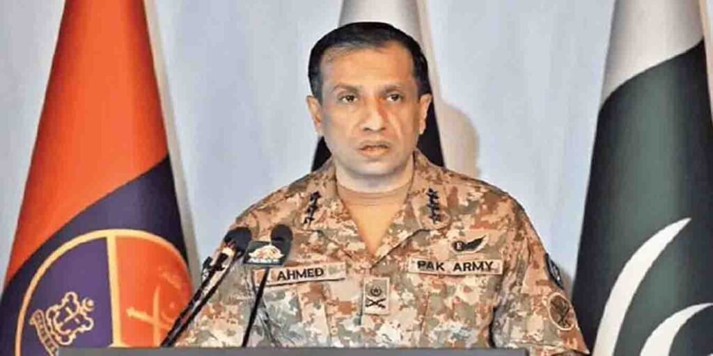 ڈی جی آئی ایس پی آر لیفٹیننٹ جنرل احمد شریف چوہدری پریس کانفرنس کرتے ہوئے
