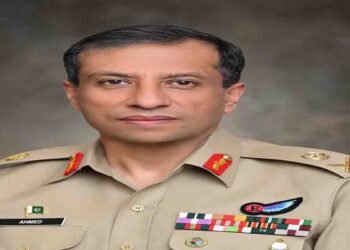 ڈی جی آئی ایس پی آر لیفٹیننٹ جنرل احمد شریف چوہدری پشاور میں پریس کانفرنس کرتے ہوئے