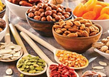 خشک پھل اور بلڈ شوگر کے درمیان تعلق پر مبنی معلوماتی تصویر