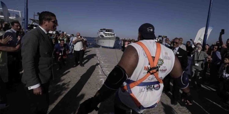 دانتوں سے جہاز کھینچنا