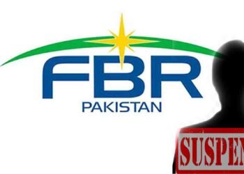 وزیراعظم شہباز شریف نے ایف بی آر افسر رانا وقار علی کو کرپشن الزامات پر برطرف کر دیا