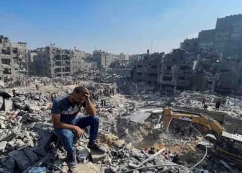 غزہ پر اسرائیلی حملے کے بعد تباہ شدہ عمارتیں اور بے گھر فلسطینی
