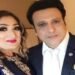 بالی ووڈ اداکار گووندا اور ان کی اہلیہ سونیتا اہوجا ایک تقریب میں خوشگوار موڈ میں