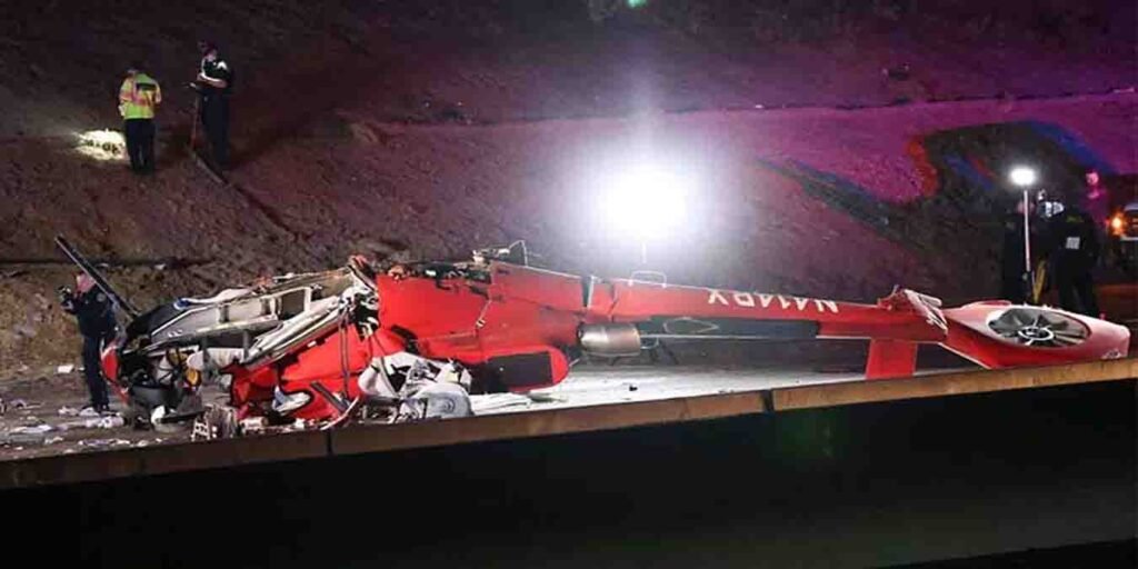 کیلیفورنیا میں ہیلی کاپٹر سڑک پر گر کر تباہ