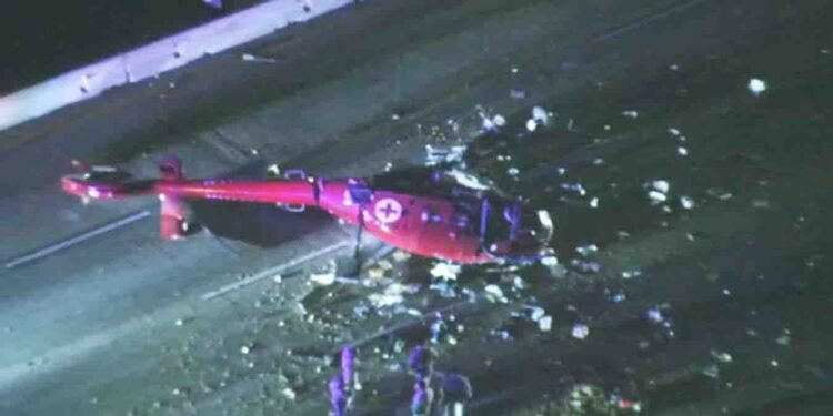 کیلیفورنیا میں ہیلی کاپٹر سڑک پر گر کر تباہ