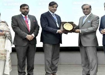 امیرالدین میڈیکل کالج میں ریسرچ کانفرنس کے دوران طلبہ اور اساتذہ کا گروپ فوٹو