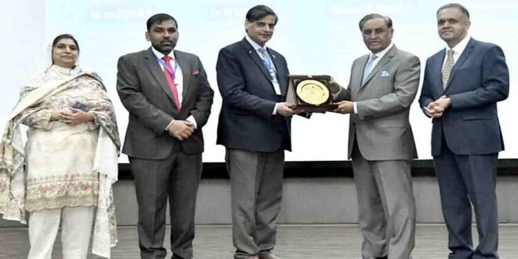 امیرالدین میڈیکل کالج میں ریسرچ کانفرنس کے دوران طلبہ اور اساتذہ کا گروپ فوٹو