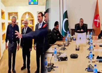 محسن نقوی فیڈرل کانسٹیبلری ہیڈکوارٹر پشاور کے دورے کے دوران جوانوں سے ملاقات کرتے ہوئے