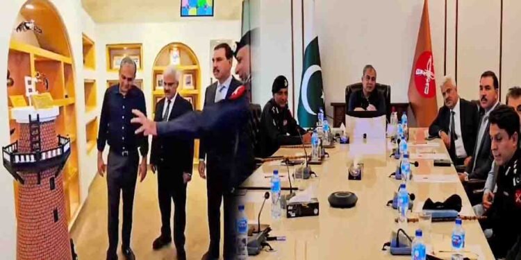 محسن نقوی فیڈرل کانسٹیبلری ہیڈکوارٹر پشاور کے دورے کے دوران جوانوں سے ملاقات کرتے ہوئے