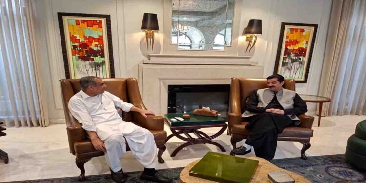 خیبرپختونخوا امن و امان پر وفاقی وزیر و گورنر کا اہم اجلاس