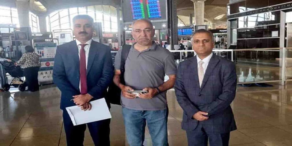 سابق سینیٹر مشتاق احمد خان کا اسلام آباد ایئرپورٹ پر والہانہ استقبال