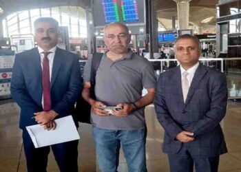 سابق سینیٹر مشتاق احمد خان کا اسلام آباد ایئرپورٹ پر والہانہ استقبال