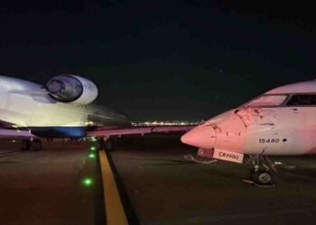 نیویارک ایئرپورٹ پر رن وے پر دو جہاز ٹکرا گئے، حادثے کا منظر