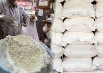 پشاور میں آٹا مہنگا 2025 کے دوران شہری آٹا خریدتے ہوئے