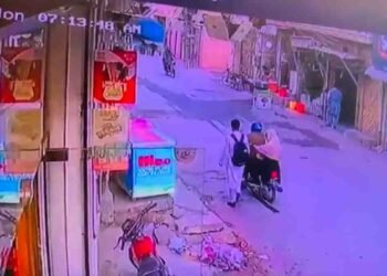 پشاور میں موٹرسائیکل سوار برقعہ پوش مبینہ خاتون موبائل چھینتے ہوئے