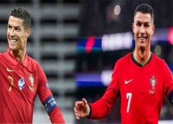 کرسٹیانو رونالڈو دنیا کے پہلے ارب پتی فٹبالر کے طور پر ٹرافی اٹھاتے ہوئے