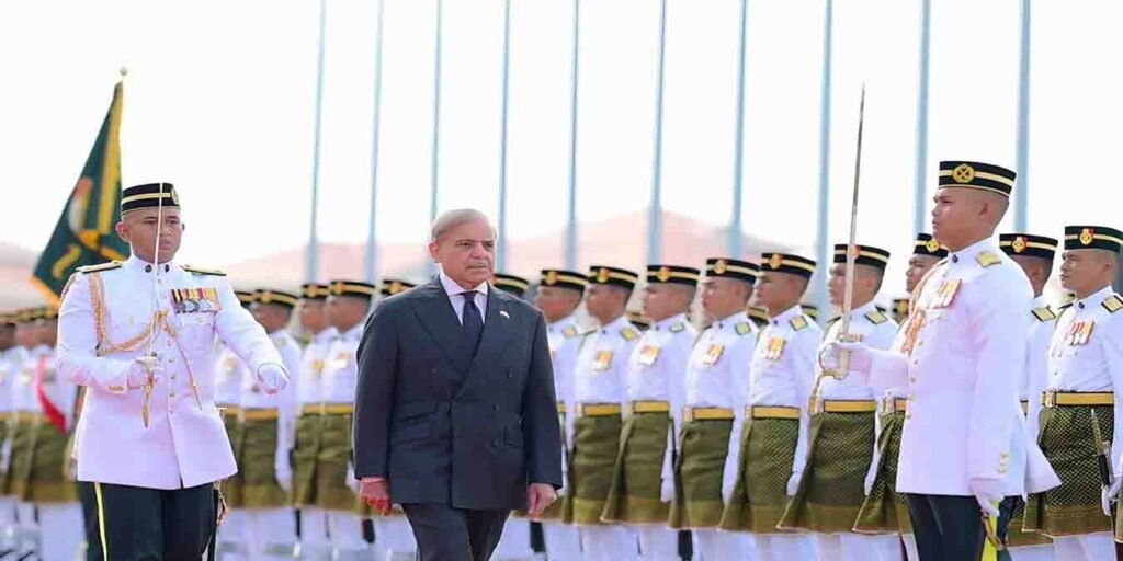 وزیراعظم شہباز شریف جب ملائیشیا کے وزیراعظم آفس پہنچے تو انہیں گارڈ آف آنر پیش کیا
