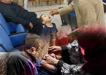 سندھ پولیو کیسز وارننگ کے دوران پولیو ورکر بچوں کو ویکسین دیتے ہوئے