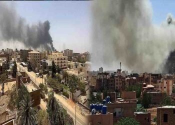 سوڈان مسجد حملہ میں الفشر کی مسجد پر گولہ باری کے بعد امدادی کارکن ملبہ صاف کرتے ہوئے