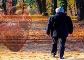 دل کی صحت کے لیے چہل قدمی کرنے والا شخص پارک میں ورزش کرتے ہوئے