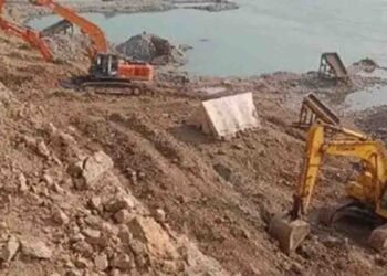 اٹک سونے کی کان گرنا میں ریت کا ملبہ اور ریسکیو ٹیم دریائے سندھ کنارے