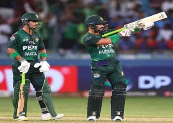 صاحبزادہ فرحان ٹی ٹوئنٹی میچ میں چھکا مارتے ہوئے ایکشن میں