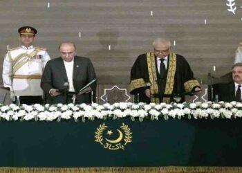 وفاقی آئینی عدالت کے پہلے چیف جسٹس امین الدین حلف اٹھاتے ہوئے