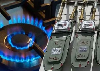 گیس قیمتوں میں کمی کے اعلان پر خوش ہوتے صارفین کی نمائندہ تصویر