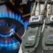 گیس قیمتوں میں کمی کے اعلان پر خوش ہوتے صارفین کی نمائندہ تصویر