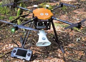 جاپان کا بھالو ڈرون – بھونکنے والی آواز سے بھالو کو بھگاتا ہوا