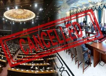 اسلام آباد میں وزیراعظم ہاؤس کے باہر میڈیا نمائندے وفاقی کابینہ کے اجلاس ملتوی ہونے کی خبر دیتے ہوئے۔