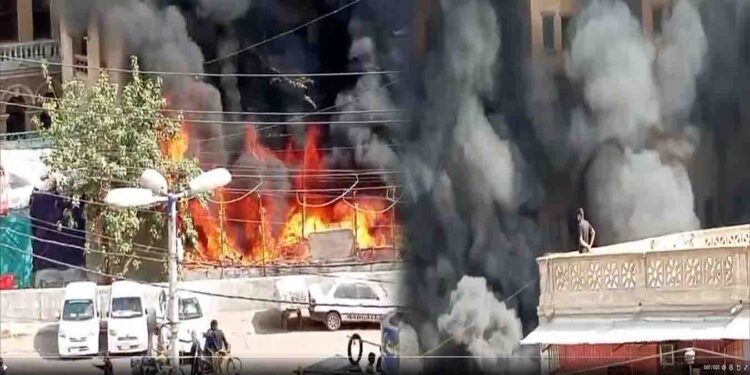 کراچی لائٹ ہاؤس لُنڈا بازار میں آگ لگنے کے بعد فائر بریگیڈ کی کارروائی