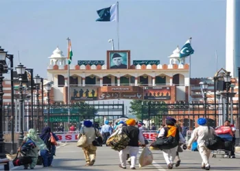 واہگہ بارڈر سے بھارتی سکھ یاتری پاکستان پہنچتے ہوئے