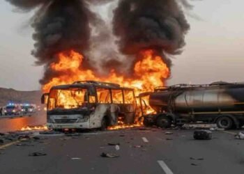 مدینہ سے مکہ جانے والی بس ٹینکر سے ٹکرا کر تباہ، 42 عمرہ زائرین جاں بحق