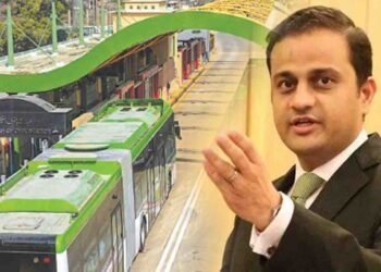 میئر کراچی مرتضیٰ وہاب میڈیا سے گرین لائن کوریڈور کے بارے میں بات کر رہے ہیں۔