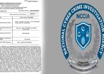 ایف آئی اے کی ٹیم کال سینٹرز سے بھتہ کیس کی تحقیقات کرتے ہوئے