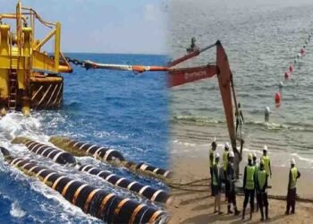 SE-ME-WE 6 سب میرین کیبل کراچی کے ساحل ہاکس بے پر پہنچاتے ہوئے ماہرین