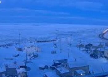 "قطبی رات الاسکا میں مکمل اندھیرا اور برف سے ڈھکا قصبہ"