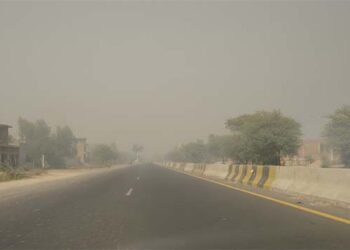 پنجاب میں خشک موسم اور سموگ — شہری ماسک پہنے ہوئے