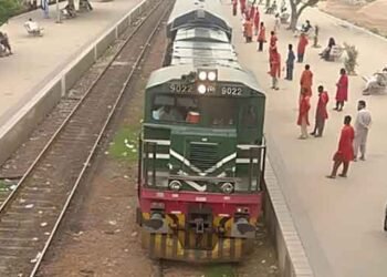 ٹرینوں میں بغیر ٹکٹ مسافروں کے خلاف کارروائی کی تصویر