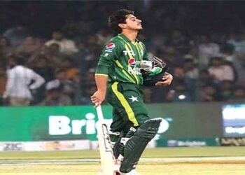 صائم ایوب 1000 رنز مکمل کرنے کے بعد خوشی کا اظہار کرتے ہوئے