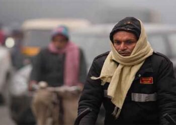 شدید سردی کی پیشگوئی کے ساتھ دھند اور ٹھنڈے موسم کی تصویر