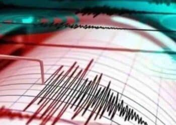 زلزلے کے بعد سبی کے لوگ کلمہ طیبہ پڑھتے ہوئے عمارت سے باہر کھلے میدان میں کھڑے ہیں۔