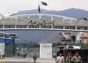 طورخم سرحد کی بندش کے دوران کھڑے ٹرک اور متاثرہ تجارتی سرگرمیاں