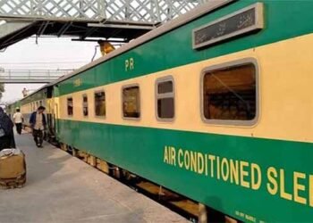 وزیر آباد سے کراچی ٹرین سروس بحال ہونے پر مسافروں کی خوشی