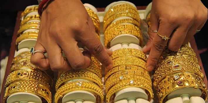 پاکستان میں سونے کی قیمت میں کمی کے اعداد و شمار دکھانے والی تصویر