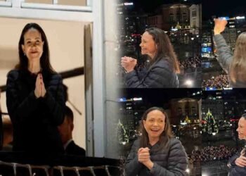 ماریا کورینا ماچادو اوسلو کی بالکونی میں حامیوں سے خطاب کرتی ہوئی